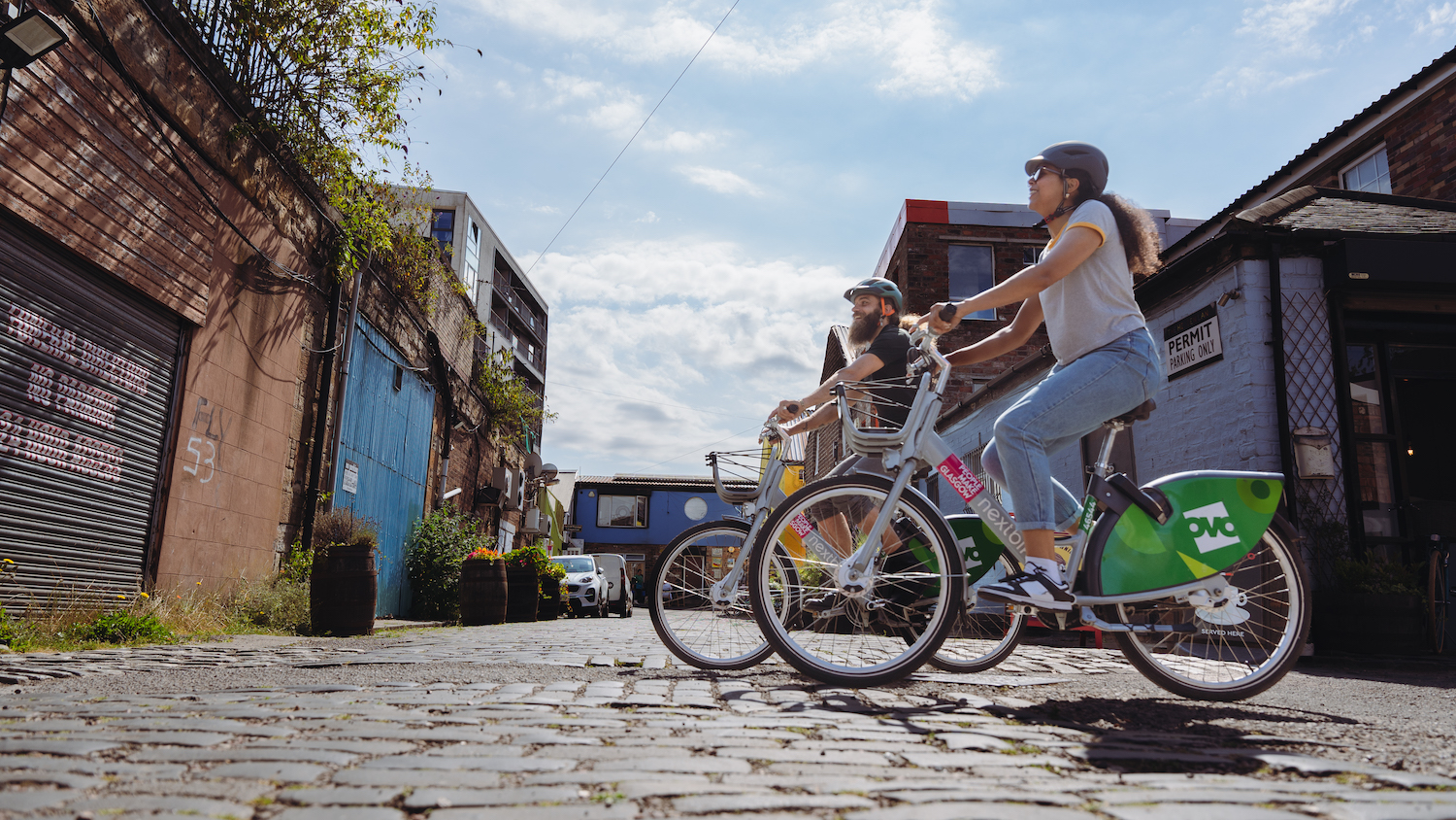 photo-nextbike-by-tier-bike-share-riders-with-helmet-glasgow-ovo-bikes-brick-street