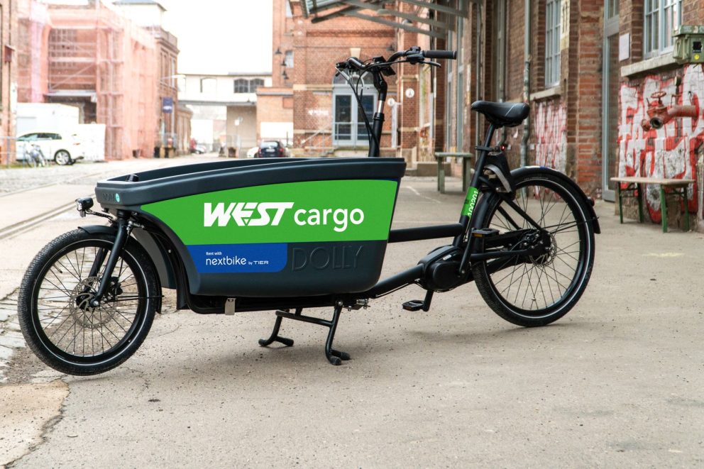 side-profile-nextbike-westcargo-e-cargo-bike-parked-next-to-building